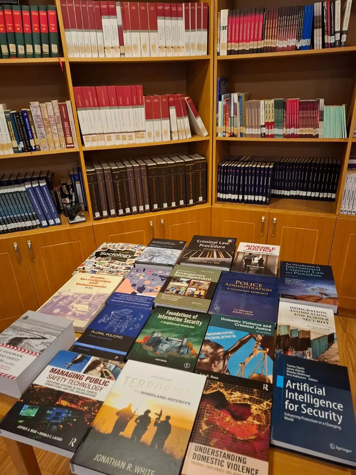 Bibliotekës së Akademisë i shtohen dhjetëra tituj të rinj librash në fushën e sigurisë publike